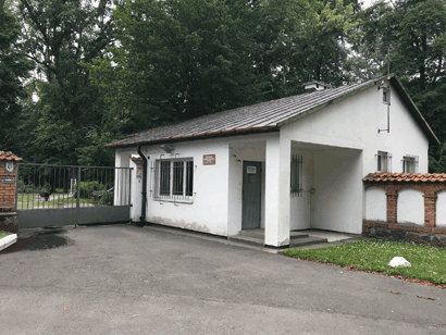 Zdjęcie portierni - parterowego budynku usytułowanego przy bramie wjazdowej.