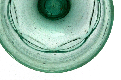 Naczynie szklane - miseczka z przeźroczystego, zielonkawego szkła. Zabytek pochodzi z okresu wpływów rzymskich i znajduje się w zbiorach Muzeum. 