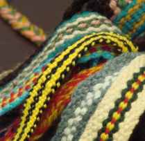 Zdjęcie pokazujące fragmenty różnych, kolorowych krajek.