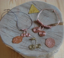 Zdjęcie ukazujące kilka sztuk metalowej biżuterii wykonanej samodzielnie.