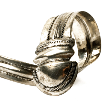 Bransoleta wężowata, srebrna. Zabytek pochodzi z okresu rzymskiego i znajduje się w zbiorach Muzeum.
