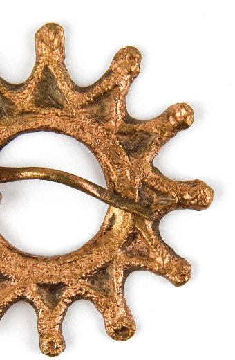 Zapinka tarczowata w kształcie dwunasto ramiennej gwiazdy. Zabytek pochodzi z okresu wczesnego średniowiecza i znajduje się w zbiorach Muzeum. 
