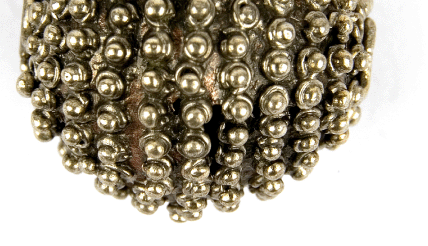 Paciorek malinowaty. Powierzchnia paciorka zdobiona dwunastoma rzędami srebrnych granulek osadzonych w obrączkach. Zabytek pochodzi z okresu wczesnego średniowiecza i znajduje się w zbiorach Muzeum.