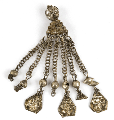 Fragment srebrnej zausznicy. Zabytek pochodzi z okresu wczesnego średniowiecza i znajduje się w zbiorach Muzeum.