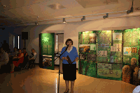 Zdjęcie ukazujące Agnieszkę Brykner, dyrektor Muzeum Historycznego w Przasnyszu, przemawiającą podczas otwarcia wystawy.