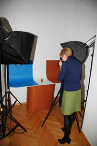 Zdjęcie z Pracowni Fotograficznej, na którym widać moment fotografowania zabytku.