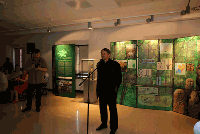 Zdjęcie ukazujące dr Wojciecha Borkowskiego - wicedyrektora PMA, przemawiającego podczas otwarcia wystawy