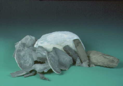 Konkrecje krzemienia pasiastego wydobywanego w Krzemionkach oraz masywne od�upki i siekiery wykonane z tego surowca